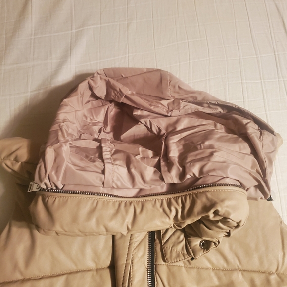 Steve Madden Tan and Black Puffer Vest - Picture 4 of 4